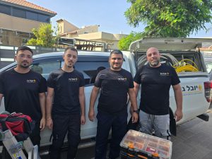 צוות טכנאים של יובל גז